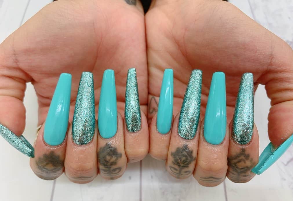のインスタグラム：「New nails💅💙💙  🤚🏽💜　@beach_iku   🦶🏾💜　@bob_nali   ティファニーブルー可愛い🥺💙 いくちゃんにオリジナルで色作ってもらった🥰  あんよはぼぶちゃんにフラッシュネイルでキラキラにしてもらって角質取ってツルピカ✨  私のネイルはいくちゃんぼぶちゃんしか任せられん💋  #newnali #newnails  #nali #nalis #mananali」