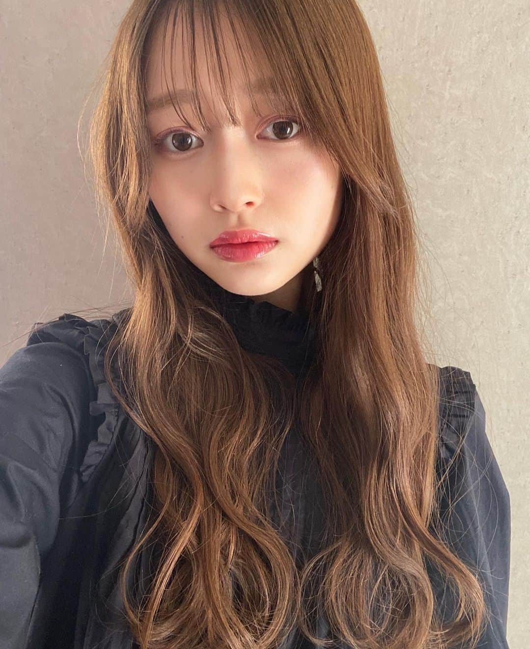 KAWABENIKIのインスタグラム：「💗new color💗  いつもお世話になっている（ @yt_03_28 ） さんにカラー&トリートメントして頂きました！  春っぽい”透ける透明感カラー”でお願いしました😂 今までで1番のお気に入り🥰 さらっさらになった🥺  表参道駅近通いやすい🙆‍♀️  SLYで買ったトップス本当に可愛い沢山着るの楽しみ💓  #春カラー#サロンモデル#サロモ#女子大生#立教大学#立教#sly #ロングヘア#波巻き #波巻きウェーブ」