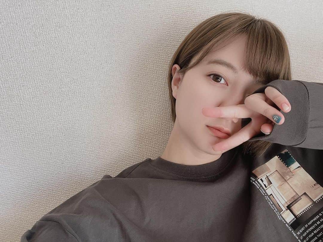 新井愛瞳のインスタグラム：「﻿ 過去に撮ったものもありますが﻿ 2021年は健康的に生活を送ることを目標にしてます。﻿ ちゃんと食べる、ちゃんと寝る。﻿ 意外とそれだけで肌荒れや体調が良くなってます。﻿ あとは美容皮膚科に行ったり、初めてエステサロンに行ったり、 #ソニックフィット というものもやってみました。﻿ 肌診断してもらって、肌荒れを治す。﻿ #スキンケア もガラッと変えたのでまたシェアしますね。  そして少しでも自分に優しく。これも2021年の目標。﻿ (ただダイエットは頑張ります汗) ﻿ 写真のカレーは #ケニックカレー﻿ 以前番組で一緒だった小鳥遊しほさんが﻿ 働かれていて、ずっと行きたかったので行ってきましたっ﻿ めちゃめちゃおいしかったです。卵と一緒に食べるとマイルドになり、アボカドやパクチーと食べると結構味が変わったりと最後まで色々な味が楽しめるカレーでした。﻿ しほさんともお話久しぶりにできて、嬉しかったですっ﻿ ﻿ プリンは昨年に #ももいろ歌合戦 にていただきました笑﻿ すごくおいしかったのでシェアさせてください。﻿ ネイルはその時にやっていたものです﻿。  改めまして2021年もよろしくお願いします。 ﻿ #ケニックカレー #ソニックフィット #サロン #小顔 #肌荒れ改善 #ネイル #冬ネイル #marlowe #プリン #インスタ映え」