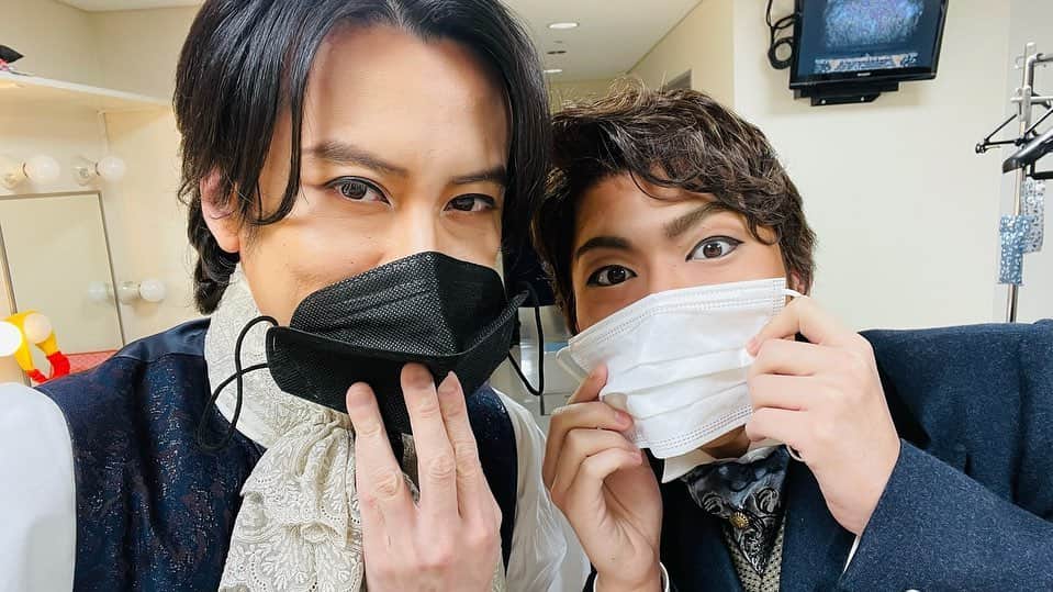 中村橋之助（4代目）さんのインスタグラム写真 - (中村橋之助（4代目）Instagram)「東京の楽屋は遼生さんとご一緒させて頂いてます！ 毎日たのしい！！！！笑  #ポーの一族 #小西遼生 #中村橋之助 #マスクをしながらマスクをしてない風に撮る技を一緒に見つけた」2月11日 22時39分 - hashinosuke_4