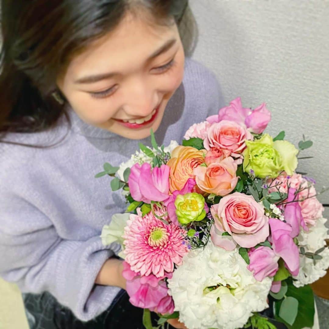 高橋幸さんのインスタグラム写真 - (高橋幸Instagram)「お花をいただくと幸せな気持ちになります💝  もうすぐバレンタインデーですね！ 先日、美川アナウンサーが取材していた #フラワーバレンタイン ！ すてきな気持ちの伝え方だなと思いました☺️ 今年はお花に想いを込めるのもいいかもしれません💐  #pinkflowers #valentinesgift #フラワーアレンジメント」2月11日 22時39分 - sachitakahashi8