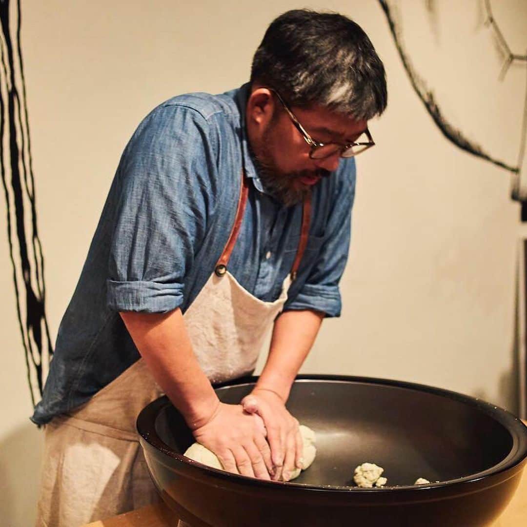 ハミルのインスタグラム：「. .  Club House 明日は！ Hamiruの部屋【ゴリさんの、蕎麦と旅と..】 ゲスト・ゴリさんこと、 石田貴齢さん(narusoba 店主) @narusoba  . Club Houseで始めた【Hamiruの部屋】 . 第一回目は、陶芸家の額賀章夫さん @nceramicstudio と深夜に話したり、 第二回目は、京都のギャラリー・tonotoの 武くん、 @tonoto_292  . 3回目は、浜松のゴリさんに、蕎麦と旅と、、 をテーマにお話伺う。 . photo by @yu_inohara  Special Thanks @cleansui_knows  . Hamiruの部屋は、サブナビゲーターとして、 レイハマベくん. @less_ray 、 編集者のよしかわあかねさん　@akane_yoshikawa  にサポートお願いしてます。 . . 明後日のHamiruの部屋は、 星占いなどの、ふぇみにゃんさん@feminyan 、 . 来週は、パリから、 マルジェラやエルメスのショーやさまざまな ビジュアル手がけるスタイリストの Ｋanako.B.Kogaさん　@kanakobkoga  元ナンバーナインプレスで、 H Vegan Bento主宰・白石浩子　@hirokoshiraishi  東京からスタイリストの望月唯さん　@tadashi_mochizuki  . 今後の予定は、 僕の献立・麻生要一郎さんの回 @yoichiro_aso  . ORCAの部屋も今週日曜は、 東川の景色をポスト、それに伴い、 東川の@less_ray  美瑛から、オルカの準レギュラーの前田景さん　@maedakei 、 オルカのテーマ曲を作ってくださった　@gen_wwc  音のコーディネーションしてくれた　@monsieur_espresso  ナビゲーター　@olive_0312  . そんな感じで、Club Houseで、 様々なルームをテストしてます！ . よかったら、気楽に聴きにきてください！ . まだ招待きてない！って方、アプリを落としてみて。そこから知り合いが引き上げてくれますよ！ . 耳の海、目を休めて聴きにきてください。 Club Houseの中でも、まったり系ルームみたいです。笑。  #hamiruの部屋 #orcaの部屋 #narusoba」