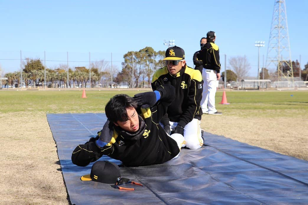 和田毅のインスタグラム：「⚾️ 第３クール終了。 2日目に101球。 変化球にセットポジション、クイック。 一通りすべてイメージして投げました。 今クールは疲れがピークに近かったので、投げるのを少なめに。 それでも4回連続で100球以上投げられましたし、キャンプ合計500球超えたので、すでに昨年のキャンプでの球数超えました^_^ うまく疲労も少し抜けましたし、また明後日から頑張ります❗️ #明日はお休み #マッチとワッチ #ハリーとワッチ #トオリモンのワッチ」