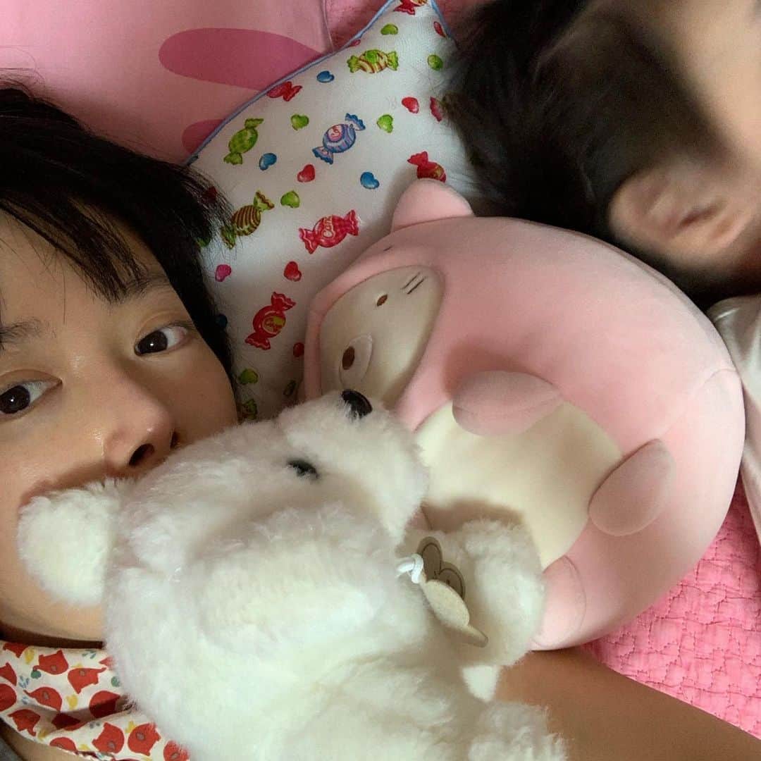シン・ジスのインスタグラム：「참 다정하지 않은 엄만데 참 부지런히도 내 옆에 붙어있다 그래서 엄마의 매력이 뭔데?」