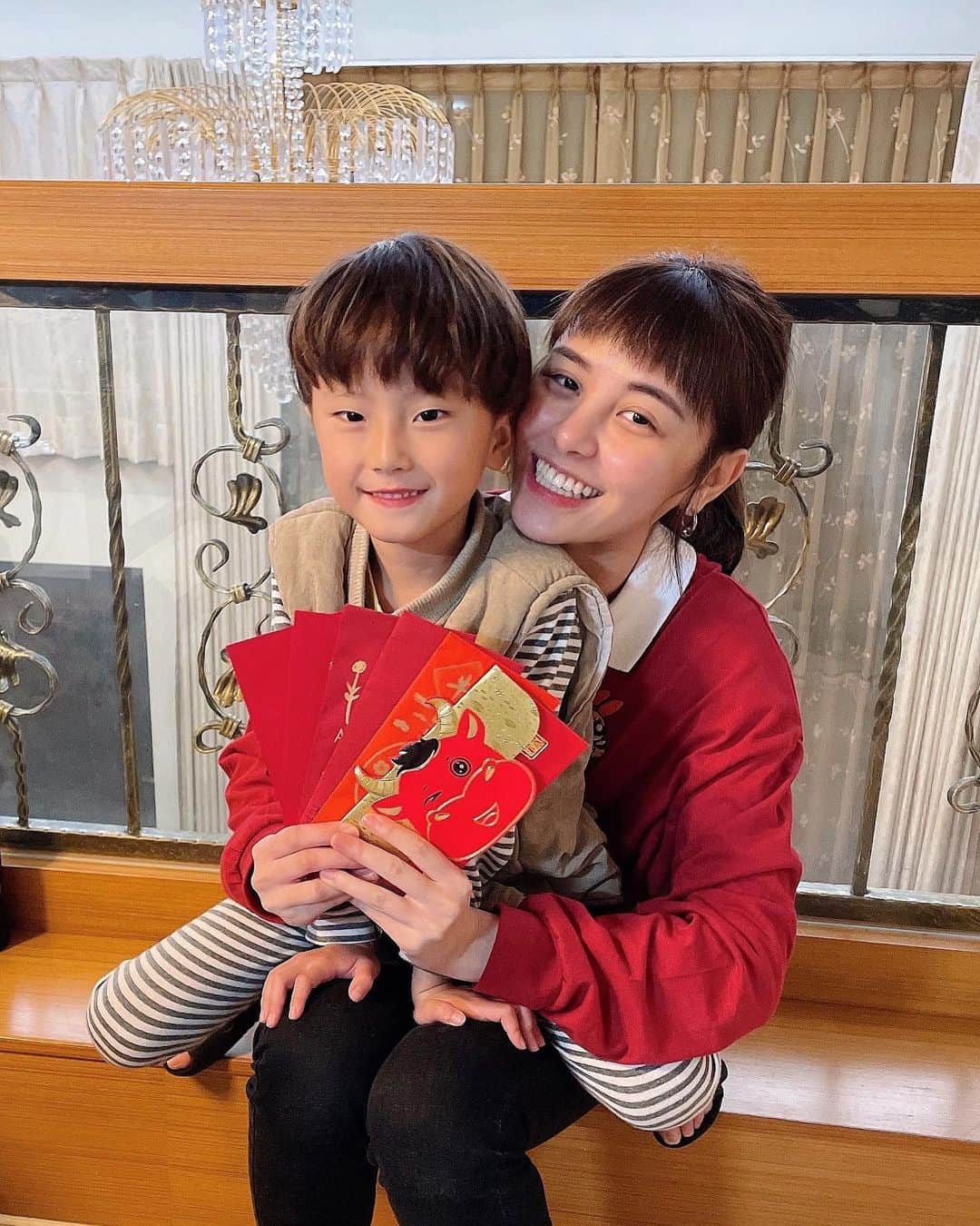 宇珊のインスタグラム：「祝大家新年快樂 Happy 牛 year🐮❤️ #比聖誕節更喜歡的就是過年 #阿星最近最愛的一首歌 #因為你所以我」