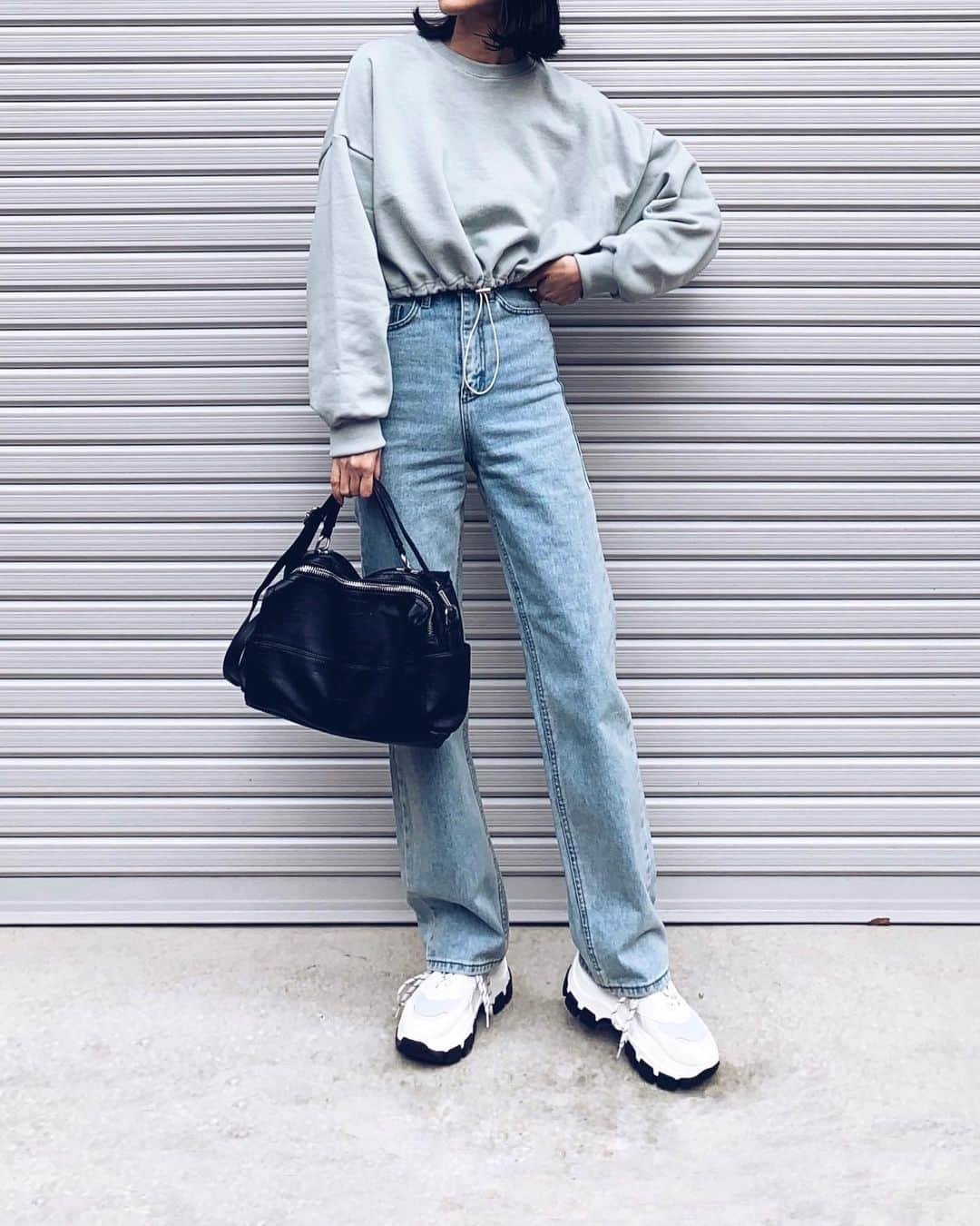 ALISA MATSUMURAのインスタグラム：「Style:) keep it simple…😎 . ICE Blue×mint×BLACK . 今日の新作のハイウエストに短丈 好きなスタイリング👖✨ . スウェットはMINTカラーが 可愛いのですが フィルターだとわかりづらいので 3枚目がフィルターなしです🙏❤️ . お疲れさまでしたーー☕️♫ . #RULAHコーデ#RULAH_official#デニム#デニムストレート#デニムコーデ#春の新作#カジュアルコーデ#スニーカー#シンプル#カラー#す」