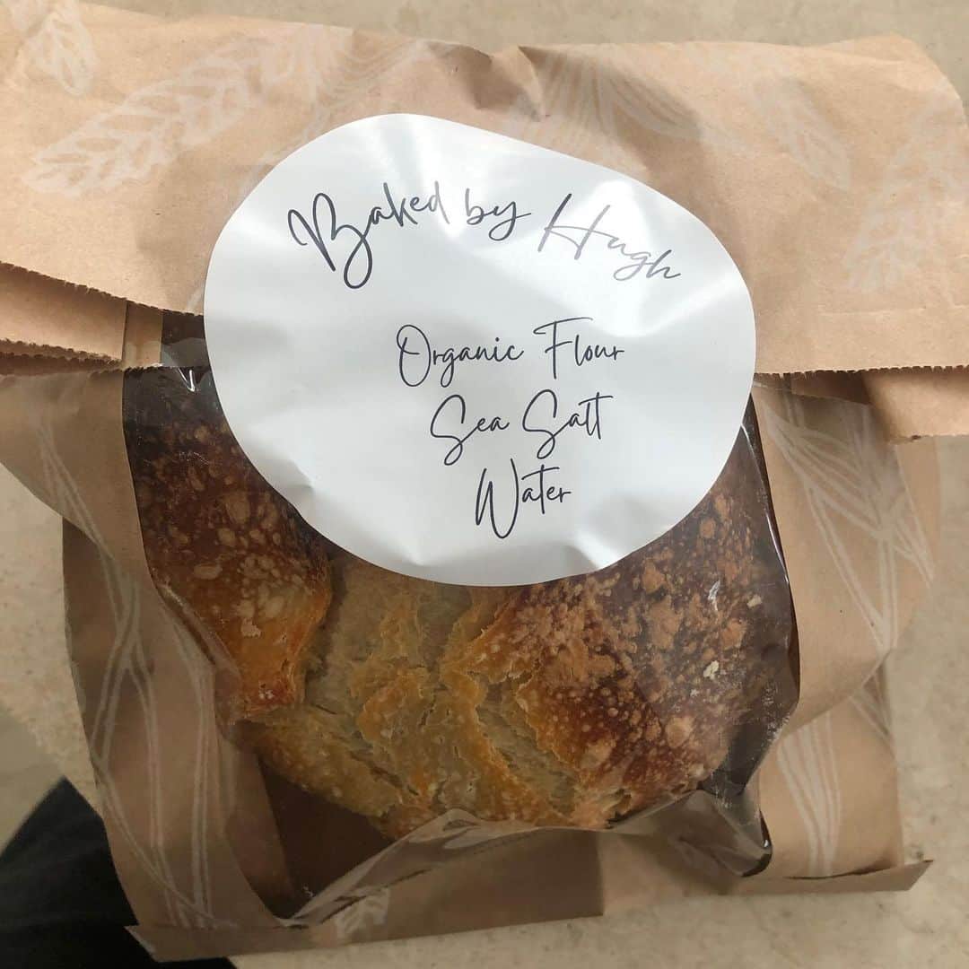 ヒュー・ジャックマンのインスタグラム：「I’m official-ish. Thank you for my early Valentine from my Valentine. ❤️🥖」