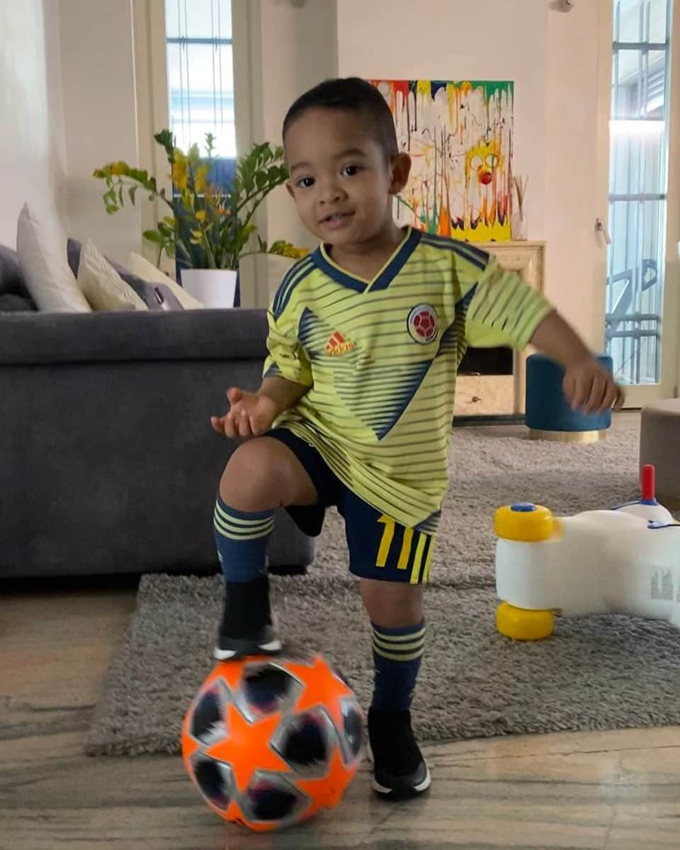 フアン・クアドラードのインスタグラム：「Y bueno!! Pinta de futbolista tiene. Vamos a ver si Dios🙏🏾lo mando con el mismo don del papa. Me encantaría que fuera futbolista. Pero sea lo que sea dependiendo el don que Dios te haya dado siempre te apoyare hijo mío 😍😍」