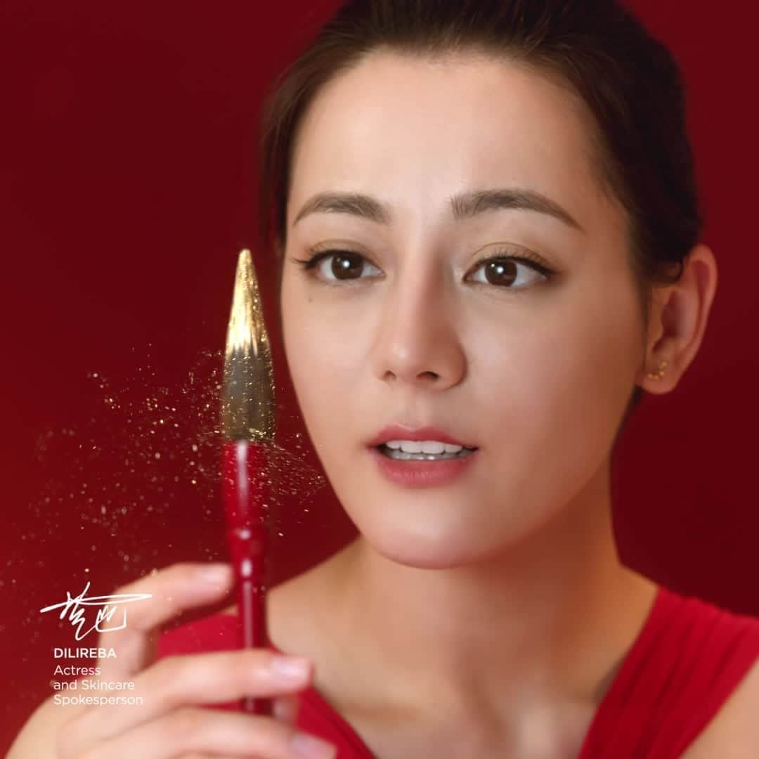 Clarins Canadaのインスタグラム：「We are grateful to celebrate the Lunar New Year with the inspiring @dilrabaxx63.🧧 Although this year's celebrations will be different, Double Serum is sure to make you glow thanks to its anti-aging formula that helps restore and boost radiance!⁣❤️ ⁣ __________⁣ Nous sommes reconnaissants de pouvoir célébrer le Nouvel An Lunaire avec l'inspirante @dilrabaxx63.🧧 Cette année, les célébrations seront différentes, mais Double Serum vous fera rayonner grâce à sa formule anti-âge qui ravive et éveille l'éclat de la peau.❤️ ⁣ .⁣ .⁣ .⁣ #Clarins #LiveBeautifully #LunarNewYear」