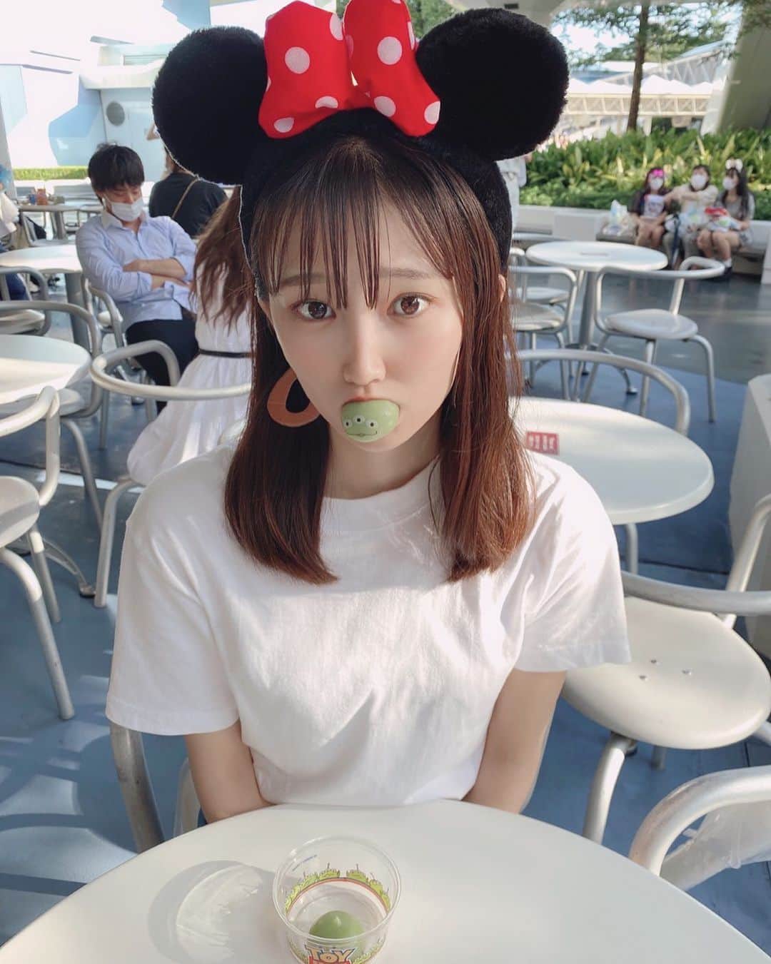 加藤早和子のインスタグラム：「❤︎ 最近毎週水曜日になると #ディズニーチケット がトレンド入りしていますね😳  私もディズニー行きたいな〜、、💭  これは夏にディズニー行った時の🐭💓  . . #彼女感 #女子大学生 #ポートレート #ポトレ #被写体 #東京ディズニーランド #ディズニー #ミニー #リトルグリーンまん#tokyodisneyland #disney #as_picture #team_jp」