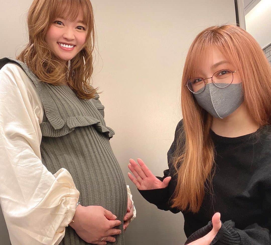 のインスタグラム：「. あずみん宅で、幸せのお裾分けをいただいてきました🥺  旦那さんもオモシロ優しくて、ワンちゃんも可愛くて... 胸キュン要素しかないぜ平林家🏡  #平林あずみ #妊活 #妊婦コーデ #妊婦生活 #お祝い #カシウェア #ブランケット #トイプードル #マルプー #カニヘンダックス #ダックスフンド #犬のいる暮らし #犬スタグラム #旦那自慢 #hallobaby #妊婦さん #幸せホルモン #ちびばやし #こばやし #こひらばやし」