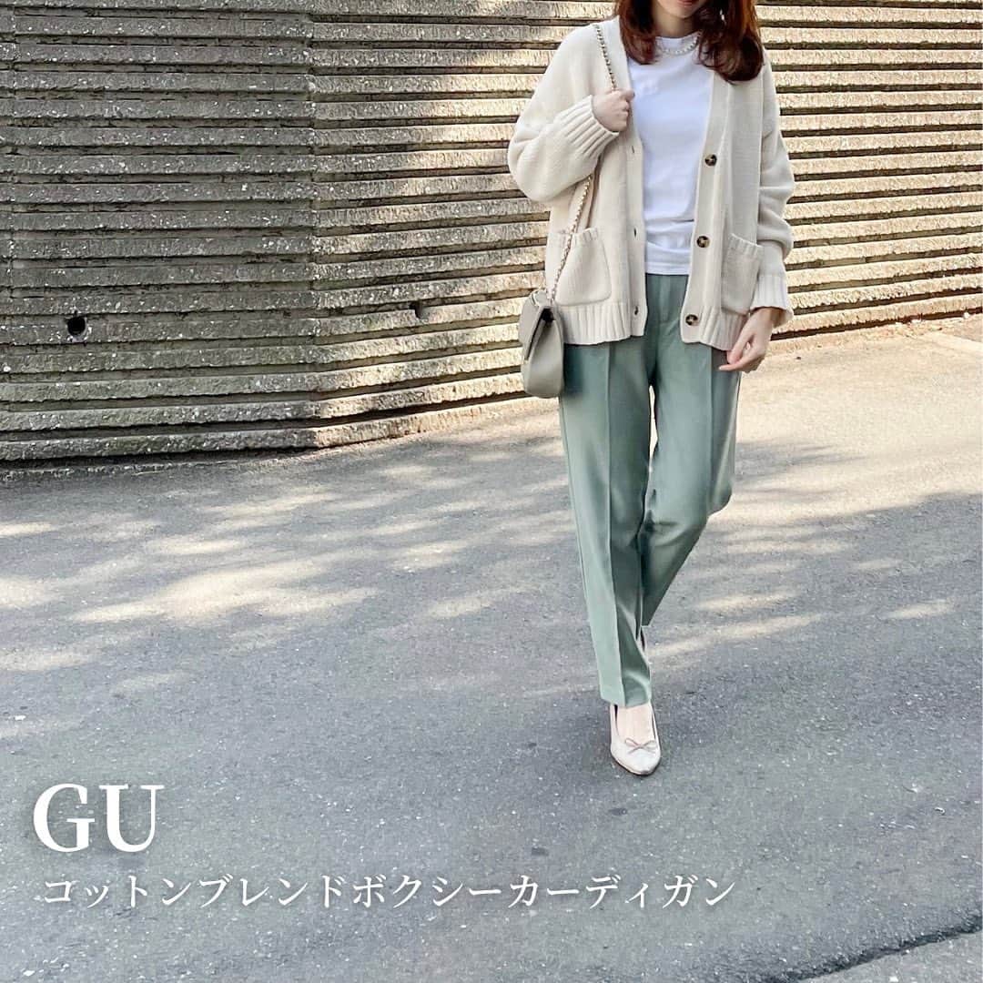 htrkmkのインスタグラム：「ℂ𝕆𝕆ℝ𝔻𝕀ℕ𝔸𝕋𝔼  とにかく… カーディガンコーデが気になるこの春❁︎  @gu_global の #コットンブレンドボクシーカーディガン は ゆるっと肩が落ちるようなサイズ感が可愛い✨  ジャストサイズだとイマイチぱっとせず オーバーサイズなのが可愛かったので 2サイズアップのXL🙌🏼 ぶかぶかすぎることなく あと、上からトレンチ羽織ってももたつきませんでした◎  そして  カーディガンコーデが増えそうなので 同じく出番が増えそうなカットソー プチプラのはUNIQLO等のも見たけど 結構ペラペラだったり生地が安っぽく見えちゃう物が多かった中 楽天で買った1,000円台のこちらは 白でも透けないしっかりした素材に 畦編み？の表面でかなりしっかり見える！！   洗濯機でガンガン洗ってもくたびれず、白は数年選手なんですが とても良いので、ブルーグレーも追加🎶  カーデやジャケットと合わせてたくさん着よう😋💓  コーデやアイテム詳細は @htrkmk プロフ欄リンクのブログにて✎☡ (ZARA製品の型番、ページなどもブログに記載あります) ✁┈┈┈┈┈┈┈┈┈┈┈┈┈┈┈┈  UNIQLOやGU ZARAなどの プチプラアイテムを使った きれいめカジュアルコーデ  トップスはSかM ボトムスはLかそれ以上、と 腰の骨盤が横に広くおお尻も大きい 極端なほどの洋梨体型ですが それでも細見えするように工夫してます  ✧キレイめプチプラコーデ: @htrkmk  ✧美容や共働き夫婦のライフスタイル: @htrkmk_lifestyle   ✁┈┈┈┈┈┈┈┈┈┈┈┈┈┈┈┈  #通勤コーデ  #綺麗めコーデ  #綺麗めカジュアル  #シンプルコーディネート  #骨格ウェーブ  #高身長コーデ #163cm #冬コーデ #冬ファッション #着回しコーディネート  #アラサーコーデ #ママファッション #olファッション  #GU #GUコーデ #ジーユーコーデ #ジユジョ  #gu購入品  #locari」
