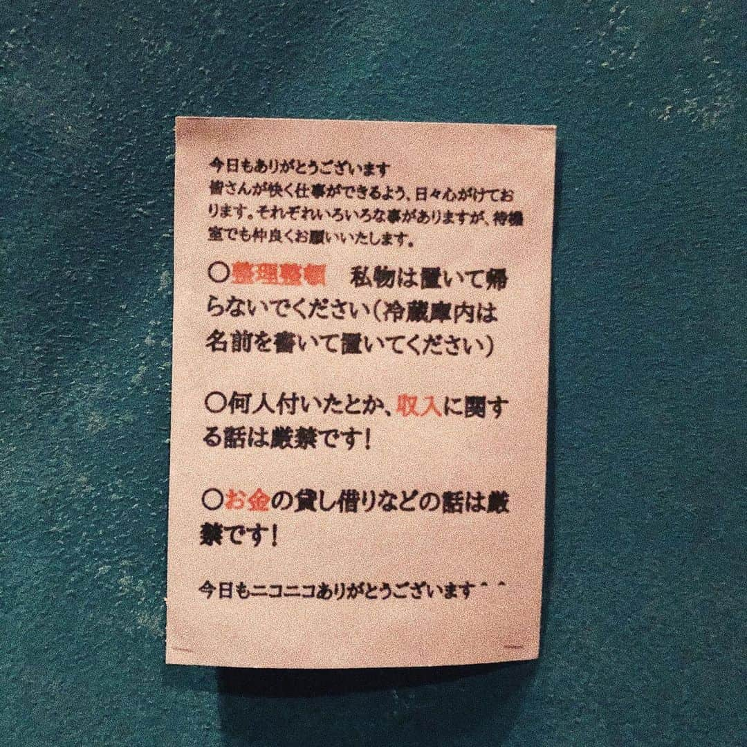 小島梨里杏さんのインスタグラム写真 - (小島梨里杏Instagram)「全公演無事終了しました！  #舞台 #タイトル拒絶  お越しいただいた皆さま 本当に本当にありがとうございました。  佳奈さんを始めとする最高のスタッフさん、まいちゃんを始めとする最高のキャストの皆さまと積み上げていく時を刻めて、改めて誇りに思います。みーんなが本当に大好きです。また私自身、一歩前に進めた気がします。ありがとうございました！  この作品が 見せてくれた景色を 私は忘れません。  あーぁ、お腹へったなぁ〜☺️ . . 写真１枚目はお客様が書いてくれたマヒルちゃん。  マヒルちゃんとして心を動かしていたからなのか無性に家族に会いたくなったりすることもありました。どこか寂しくて、虚しくて、何かをどこかに置いてきてしまったような感覚が。。  だからこそ、皆様からの言葉にたくさん救われましたし、もちろん現場でのあったかい仲間たちにも救われました。ありがとう。とっても感謝しております。  こんなにたくさんの方に思いを寄せ巡らせていただけて、きっとマヒルちゃんは幸せです。  ２.３枚目は舞台セットをチラ見せ。 ニコニコ。  ４枚目はカノウこと、 みんなだいすき木竜麻生ちゃんと。  最後は千秋楽の動画です。 ありがとうございました！！！！！！！  またね。  ドッカーーーーん🐰」2月11日 23時00分 - r_riria