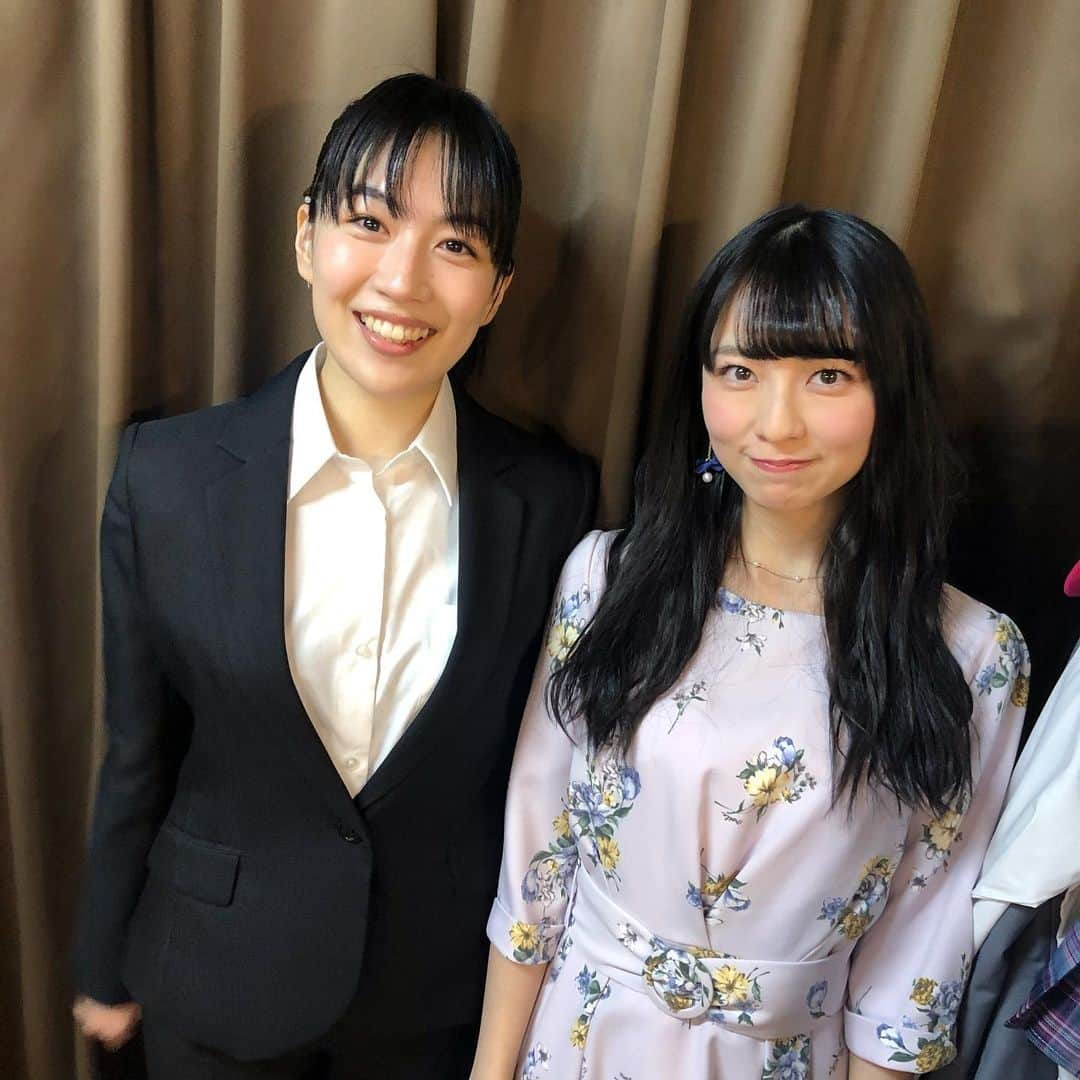 小島梨里杏さんのインスタグラム写真 - (小島梨里杏Instagram)「全公演無事終了しました！  #舞台 #タイトル拒絶  お越しいただいた皆さま 本当に本当にありがとうございました。  佳奈さんを始めとする最高のスタッフさん、まいちゃんを始めとする最高のキャストの皆さまと積み上げていく時を刻めて、改めて誇りに思います。みーんなが本当に大好きです。また私自身、一歩前に進めた気がします。ありがとうございました！  この作品が 見せてくれた景色を 私は忘れません。  あーぁ、お腹へったなぁ〜☺️ . . 写真１枚目はお客様が書いてくれたマヒルちゃん。  マヒルちゃんとして心を動かしていたからなのか無性に家族に会いたくなったりすることもありました。どこか寂しくて、虚しくて、何かをどこかに置いてきてしまったような感覚が。。  だからこそ、皆様からの言葉にたくさん救われましたし、もちろん現場でのあったかい仲間たちにも救われました。ありがとう。とっても感謝しております。  こんなにたくさんの方に思いを寄せ巡らせていただけて、きっとマヒルちゃんは幸せです。  ２.３枚目は舞台セットをチラ見せ。 ニコニコ。  ４枚目はカノウこと、 みんなだいすき木竜麻生ちゃんと。  最後は千秋楽の動画です。 ありがとうございました！！！！！！！  またね。  ドッカーーーーん🐰」2月11日 23時00分 - r_riria