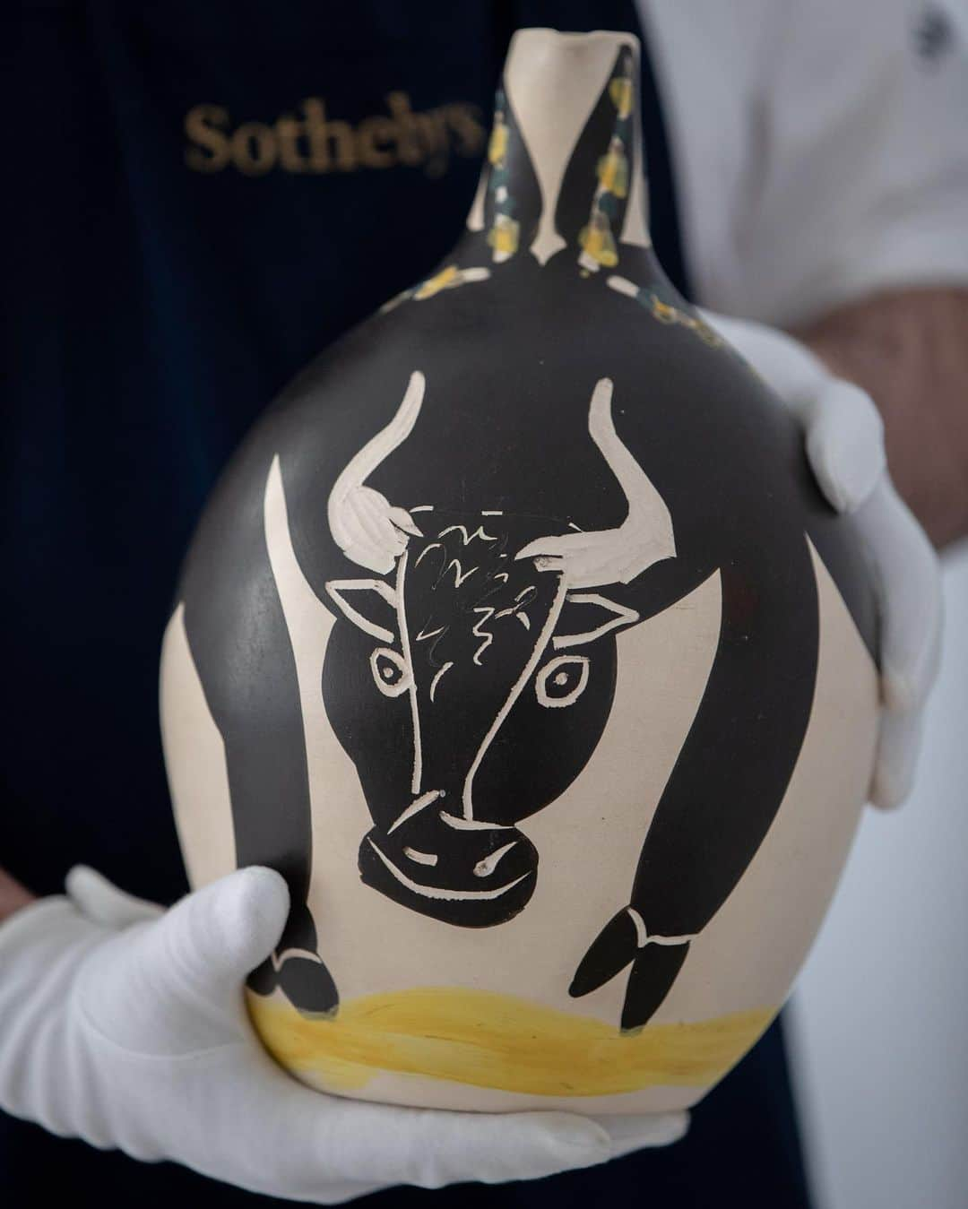 サザビーズさんのインスタグラム写真 - (サザビーズInstagram)「Olé! In 1955, Pablo Picasso added his magic touch to this traditional water jug, transforming it into a bull – complete with the rear of the bull painted on the back, and the tail acting as a handle. He even left the pot unglazed to give a sense of the animal’s hide, while the strip of yellow at the bottom evokes the sand of the arenas.   ‘Taureau’ is being offered in our online sale of Picasso ceramics featuring some of the artist’s most masterful, inventive, and playful creations in clay – open for bidding from today! Head to our link in bio to explore the catalogue or raise your virtual paddle.  #SothebysImpMod #Picasso #Pottery #Ceramics」2月11日 23時03分 - sothebys