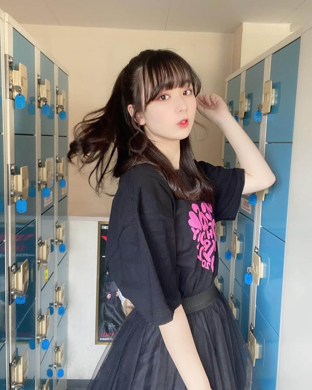 高田もものインスタグラム：「. 1枚目の躍動感すごいね👏 . ここちゃんの生誕ライブたのしかったな〜🐨🍑 . 今日はたくさんコアラポーズしたよ🐨 . かしこ . #高田もも #かしこってなに #かしこ #あいどる #アイドル #idol #japaneseidol #かみやど #ひらがなかみやど #instagood #instagram #ミスid2021 #ミスid #生誕祭 #ハーフアップ #black #tシャツ」