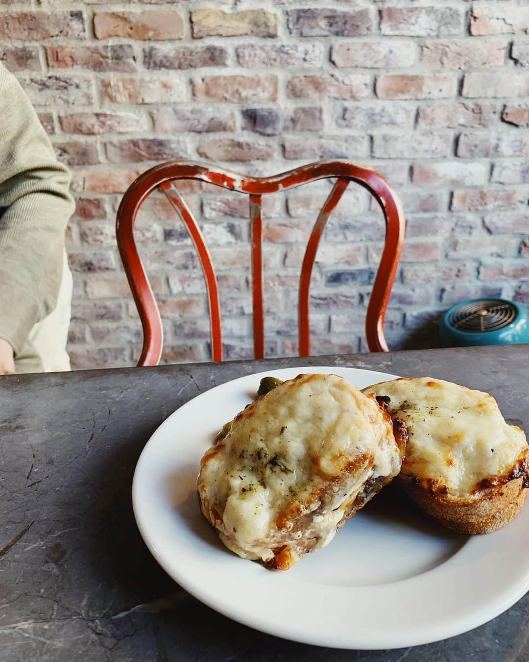 RUBYのインスタグラム：「Adorable lunch with @rino416   ソーシャルディスタンスは変わらずに だけどなんとなくNYのカフェに居るみたいな気分だったなぁ♡  次はカウンターに行きたいな カウンター席可愛すぎた🤫💕  #buvettetokyo  #cafe #カフェ」