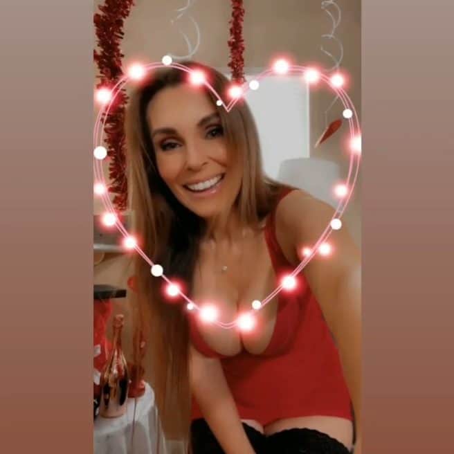 ターニャ・テイトのインスタグラム：「Get a special priced  Valentine's Day message from me to you saying your name!..  Just  For  You ❤   👆🔗」