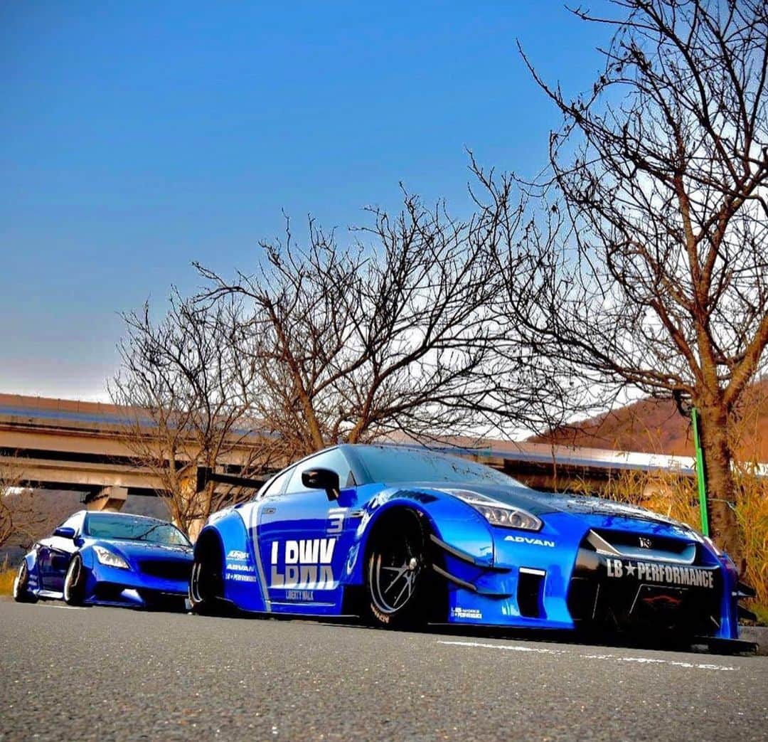 のインスタグラム：「LIBERTY WALK 　　LBWK LB-WORKS GTR＆NISSAN SKYLINE😊 3月20日21日LB-KANSAIオープニングイベント決定〜😊 @ing.yamamoto  @ing_yamashita  @nissan @nissanjapan  @fiexhaust  @fivextires  @sphere_light  #nissan #nissangtr #libertywalk #lbworks #widebody #stancenation  #fiexhaust  #ld97forged  #ideal #ltmw #lbwk #bull #r35 #nissanskyline #ing #ltmw #rdb #japan #関西 #姫路城」