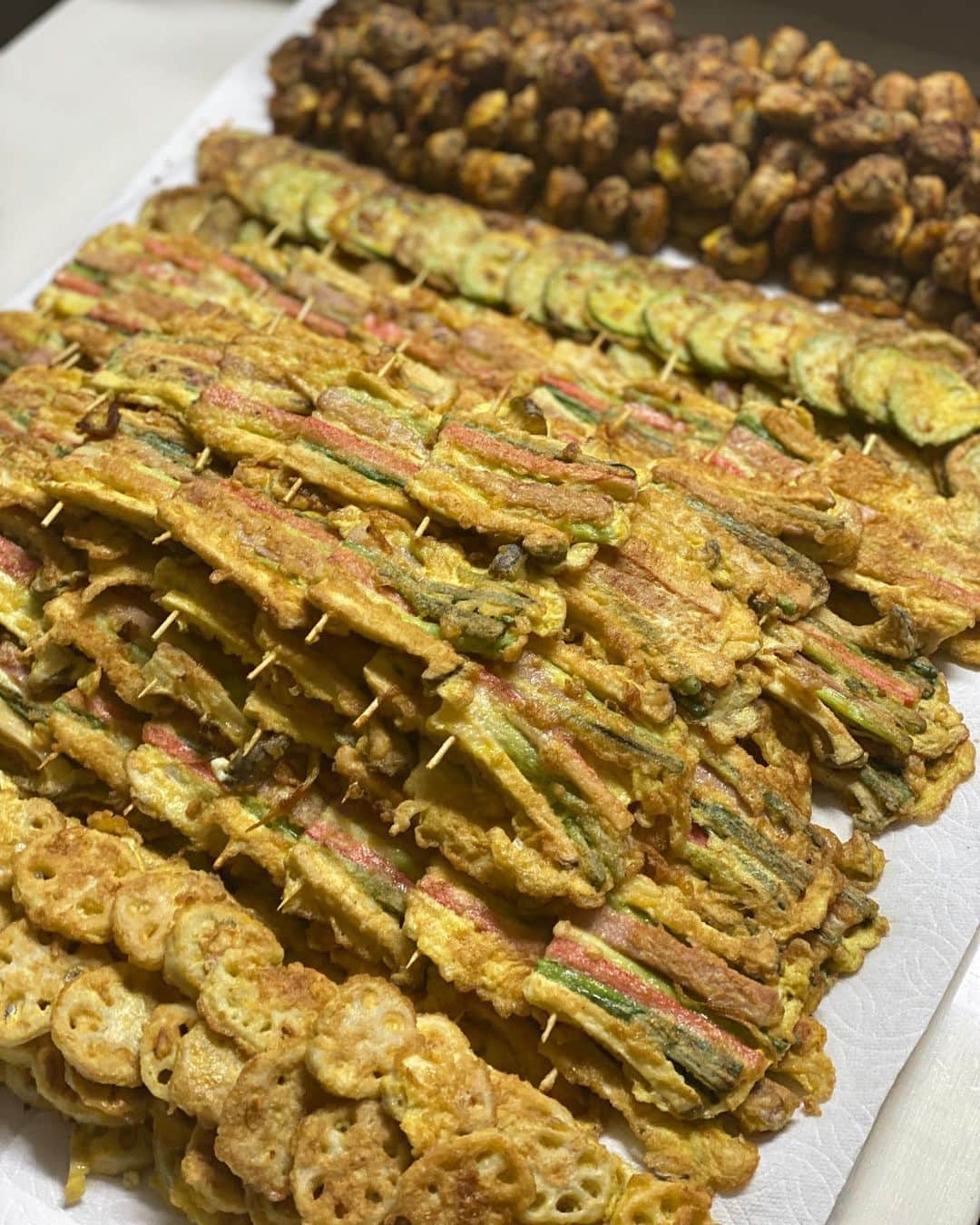 パク・タミのインスタグラム：「- 도란도란 모여 맛있는거 해먹고, 같이 치우고 웃고 놀고~ 그런게 명절인데, 코앞인 친정 시댁을 못가게 되었으니, 어르신들 뭐드실까 맘이 쓰이고 맘에 걸려 우리 세자매는 명절음식을 만들어 친정으로 시댁으로 나르기로 했습니다. 소고기 무우국이랑 전만 했는데. .  양이 많은게 문제였는지, 종일 했네요 ㅎ ㅎ ㅎ  내일 타미퀵으로 갑니다! 🚴🏻‍♀️  #새해복많이받으세요」