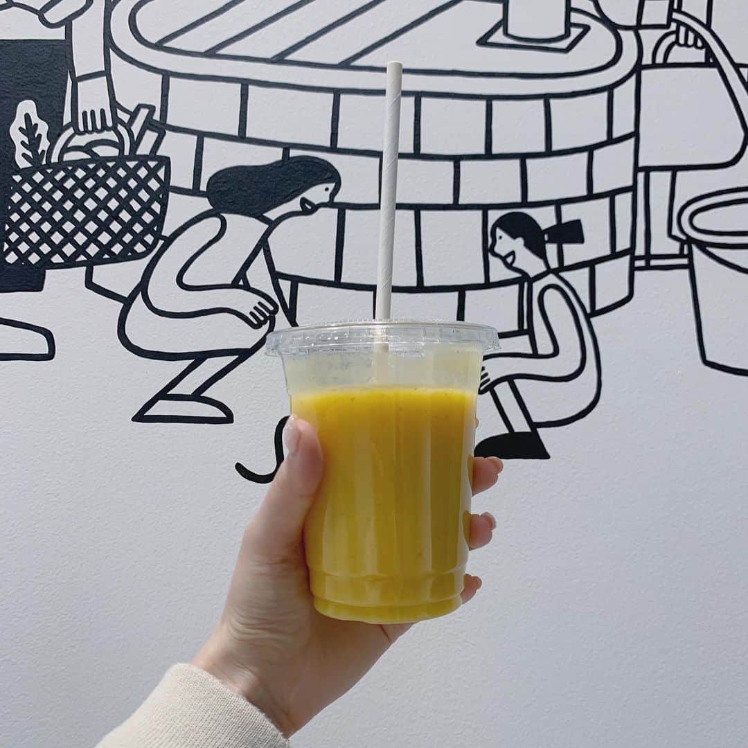 平野友里（ゆり丸）のインスタグラム：「🥤  #無印良品 の #ミックスジュース ✨  健康的な味がした😳🙏🏻  ・ ・ ・ ・  #無印 #無印カフェ #健康飲食」