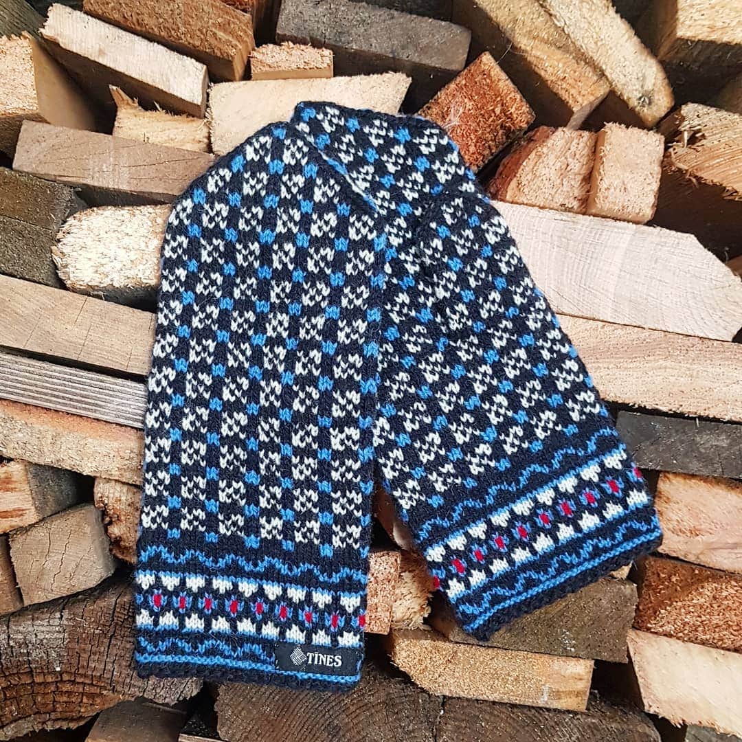 ティネスのインスタグラム：「When it's minus 9°C but real feel is minus 18°C 🥶🥶🥶 Keep warm and trendy with Latvian mittens!  This pair is for men and ready to ship 🌍✈ WWW.TINES.LV WORLDWIDE SHIPPING」