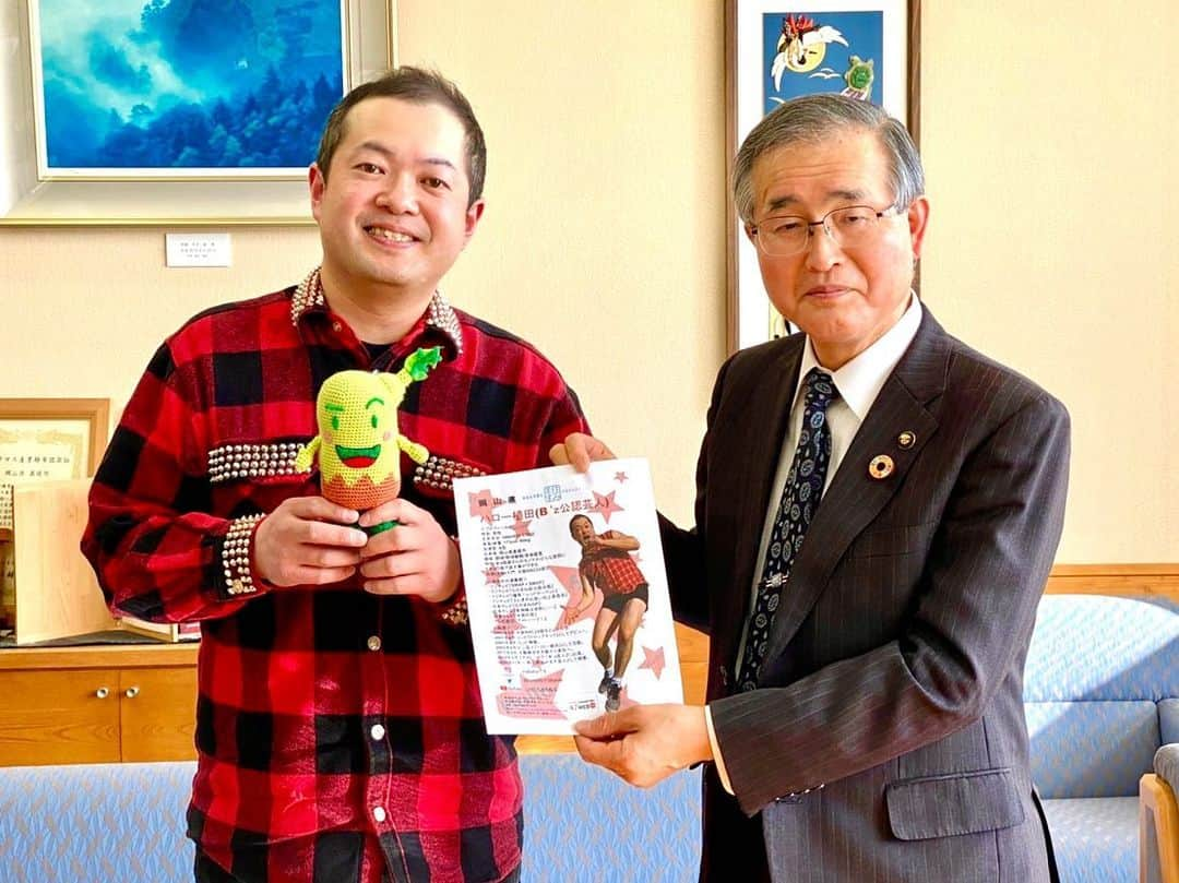 ハロー植田のインスタグラム：「昨日真庭市役所を訪問させていただきました😊 市長も市役所の皆さんも優しくしていただきました🙇‍♂️✨ ♪ARIGATO〜（B’z『ARIGATO』より） #岡山県真庭市 #太田市長 #まにぞう #真庭市ゆるキャラ #杜の妖精 #ハロー植田 #bz #地元を盛り上げたい」