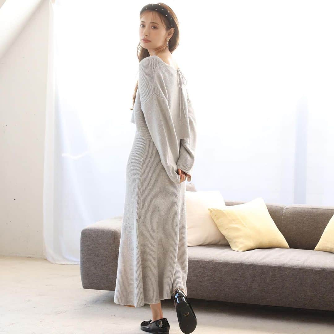 のインスタグラム：「ㅤㅤㅤㅤㅤㅤㅤㅤㅤ﻿ \\2/12 fri 21:00﻿ WEB先行予約スタート🦢//﻿ ﻿ ﻿ ▫︎ニットセットワンピース﻿ #138740230 ¥7,900+tax﻿ ﻿ あっという間に完売してしまった﻿ ニットのセットワンピに﻿ 春の新作が登場🌿﻿ ﻿ ノースリワンピースと﻿ 後ろリボンニットのセット❤︎﻿ ﻿ 大人にレディに着こなせます💄﻿ ﻿ ﻿ ﻿ #ナイスクラップ #niceclaup #コーディネート#ootd #coordinate #ナイスクラップのコーデ #ナイス女子 #myナイス　#春アウター　#春　#ニットワンピ　﻿ #ワンピース　#セットワンピース」