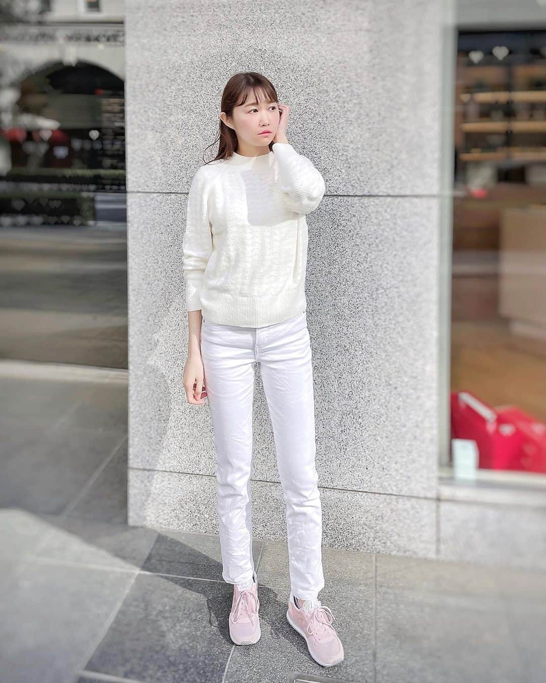 浦野一美さんのインスタグラム写真 - (浦野一美Instagram)「✿𝑈𝑁𝐼𝑄𝐿𝑂⸝⋆  White×Pinkコーデ❀ 靴や小物で差し色を入れて、メイクの色味も合わせるのが好きです♡  上下UNIQLOです⋆꙳ #ライトスフレヤーンポインテールクルーネックセーター（長袖） カラー: 01 OFF WHITE サイズ:S  #ハイライズスキニーアンクルジーンズ （ビューティーコンプレッション) カラー: 00 WHITE サイズ:24  #ユニデニ #ユニクロデニム族 #ユニクロ21春夏何買った #uniqlo2021SS #UNIQLOJEANS #ootd #fashion #fashiongram #春 #春コーデ #ホワイトデニム #デニム #デニムコーデ #デニムパンツ #uniqlosecond #uniqloコーデ #ユニクロ #ユニクロコーデ #ユニクロ購入品 #UNIQLO #uniqloginza2021SS #ユニデニコーデ」2月11日 23時08分 - cindy.cinderella