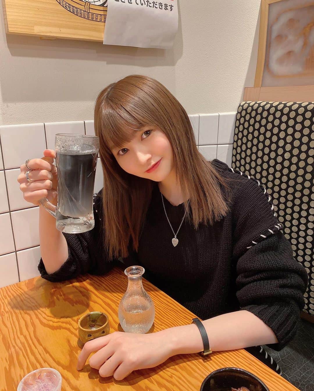 尾形春水さんのインスタグラム写真 - (尾形春水Instagram)「飲みたいけど痩せたいお年頃やからデトックス効果あるまっくろの素愛用してる( ๑´•ω•)۶”お酒に入れてもオーケーなの珍しいよね🐮🍙」2月11日 23時13分 - harunaogatajp