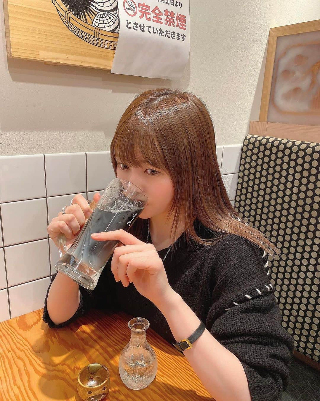 尾形春水さんのインスタグラム写真 - (尾形春水Instagram)「飲みたいけど痩せたいお年頃やからデトックス効果あるまっくろの素愛用してる( ๑´•ω•)۶”お酒に入れてもオーケーなの珍しいよね🐮🍙」2月11日 23時13分 - harunaogatajp