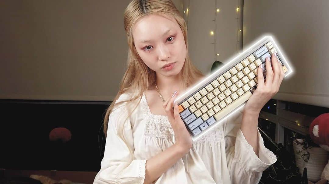 フェルナンダ・リーのインスタグラム：「It's been a while, but new vid is upppppppp! This time - I build a mechanical keyboard ⌨  Linky link (or click through my bio) https://youtu.be/9FW04AN9D2w」