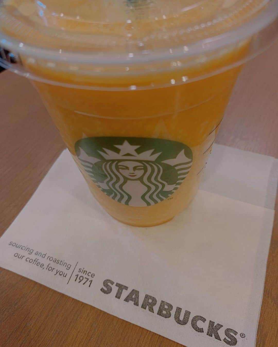 小山星流のインスタグラム：「今の気分。  #スタバ  #starbucks  #マンゴーパッションティーフラペチーノ」
