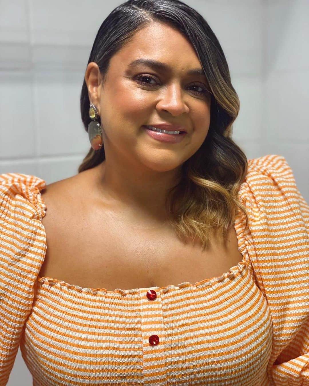 Preta Gilのインスタグラム：「Liga aí na @redeglobo pra me ver no encontro com @fatimabernardes! Vou contar pra vocês um pouco sobre a nossa Live do @blocodapreta que acontece nesse domingo, 14/02 às 16H.  Beauty: @rocha_soraya  Styling: @ingridb.lima Look e sapato: @eva  Jóias: @pricci_rj」