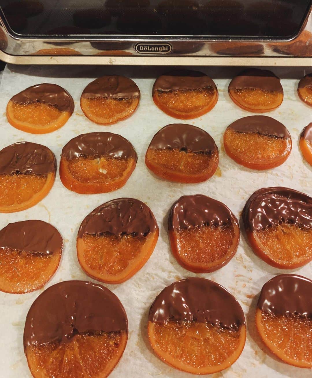 赤坂由梨のインスタグラム：「🍊🍫 ㅤㅤㅤ ジャムおじさんのように「美味しくなーれ 美味しくなーれ」 と言いながらチョコつけてました  が、集中しすぎて後半は気づいたら無言で作業してました。  丸じゃなくて楕円が多いのは個性ということで🙂🙃ㅤㅤㅤ  #オランジェット」