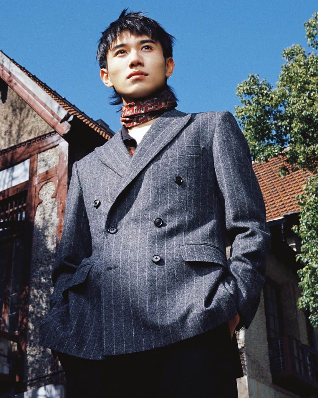 MR PORTERのインスタグラム：「What do you get when you combine skate vibes and elegant suits with Parisian rock ‘n’ roll? International eclecticism according to stylish man Mr @qiu.bohan, of course. Head to the link in bio to read our interview with the Shanghai Creative Director (and former @mrporterlive staffer) #MRPORTER」