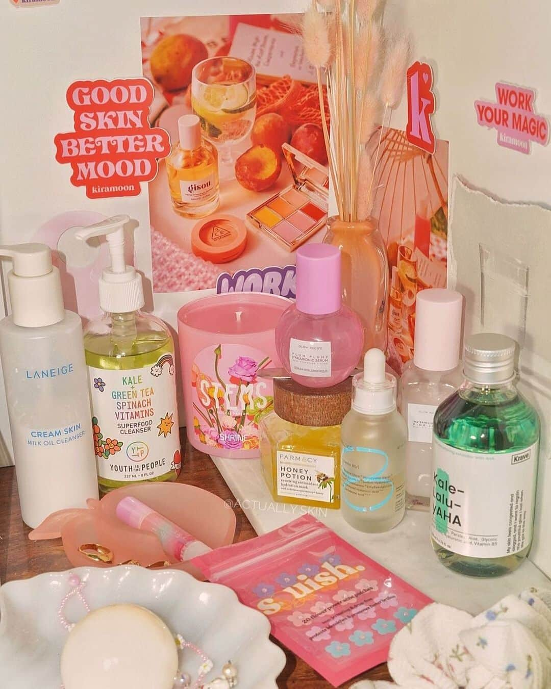 ゾーイ・サグさんのインスタグラム写真 - (ゾーイ・サグInstagram)「Does anyone else feel like they need some lessons at skincare school? Us too. It's a confusing and crowded marketplace, and between hyaluronic, lactic and glycolic acids, we might as well be back in Chemistry lessons - does anyone really know what they're doing? Let's take it back to basics ...  Head to Zoella.com to find the essential skincare picks that cover all bases and simplify the jargon that none of us *really* understand. Once you find your go-to daily lotions and potions you can't be without its smooth sailing from here. Welcome to the happy skin club, it's lovely to have you. 📸 : @actually.skin」2月11日 23時26分 - zoella