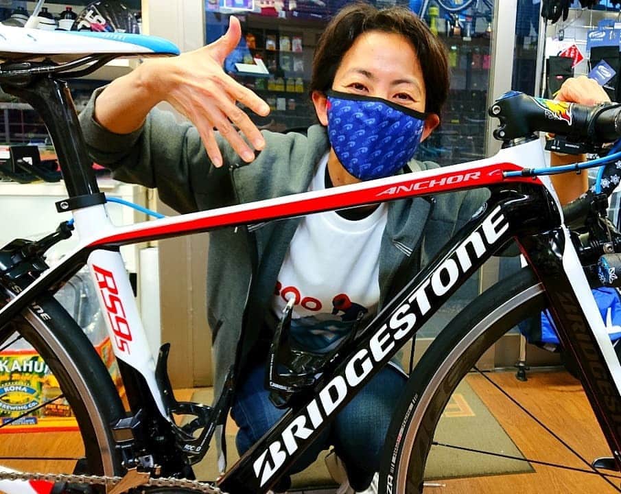 上田藍さんのインスタグラム写真 - (上田藍Instagram)「. New Bike & shoes🤩✨ Thank you so much.🤗💛  #teambridgestone #RS9s #shimano  #newaitem🇯🇵 #2021 ：：：：：：：：：：：：：：：：：：  長年、サポートをしていただいている、 ブリヂストンサイクル株式会社さん、そして、 シマノセールス株式会社さんより、2021シーズンを一緒に駆け抜ける機材の提供をしていただきました🚲️✨  Team BRIDGESTONEカラーの《RS9s》と、日の丸入りのバイクシューズ🇯🇵✨嬉しいです！  風を切って力強いパフォーマンスを発揮できるように、しっかりと仕上げていきます💪😀✨ 組み上げてくださった《フリート》の相田店長、いつもありがとうございます🙌🌟  感謝のキモチを力に変えて、成長し続けていきたいと思います🍀  #チームブリヂストン #シマノセールス #オニューバイク #日の丸シューズ #大切にします😌 #感謝💛」2月11日 23時30分 - ai_love_tri