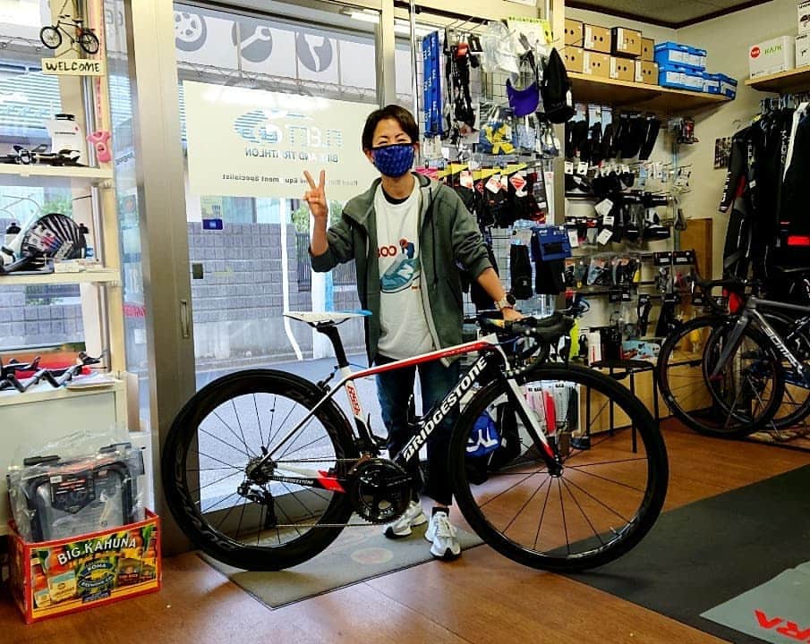 上田藍さんのインスタグラム写真 - (上田藍Instagram)「. New Bike & shoes🤩✨ Thank you so much.🤗💛  #teambridgestone #RS9s #shimano  #newaitem🇯🇵 #2021 ：：：：：：：：：：：：：：：：：：  長年、サポートをしていただいている、 ブリヂストンサイクル株式会社さん、そして、 シマノセールス株式会社さんより、2021シーズンを一緒に駆け抜ける機材の提供をしていただきました🚲️✨  Team BRIDGESTONEカラーの《RS9s》と、日の丸入りのバイクシューズ🇯🇵✨嬉しいです！  風を切って力強いパフォーマンスを発揮できるように、しっかりと仕上げていきます💪😀✨ 組み上げてくださった《フリート》の相田店長、いつもありがとうございます🙌🌟  感謝のキモチを力に変えて、成長し続けていきたいと思います🍀  #チームブリヂストン #シマノセールス #オニューバイク #日の丸シューズ #大切にします😌 #感謝💛」2月11日 23時30分 - ai_love_tri