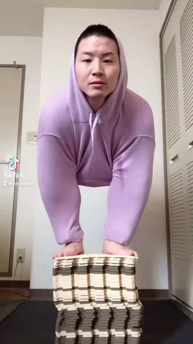 のインスタグラム：「HOODIE CHALLENGE パーカーチャレンジ」