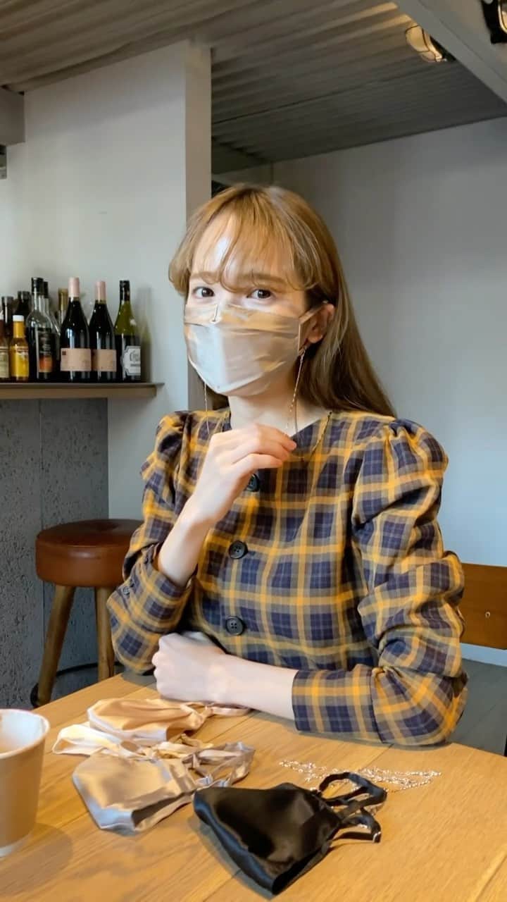平木愛美のインスタグラム：「情報解禁！！！！！  @andemiu_official さんとコラボで、"マスク"を製作しました！！！！！🤍🤍🤍  昨年の妊娠時から打ち合わせなどを重ね、先日撮影をしていたのが実はこのマスクでした！🕊  お肌に優しいシルク素材や、小顔効果、どんな洋服にも合わせやすいカラー展開、 そして"２way"でネックレスとしても使えるマスクチェーン。 マスクの内側にポケットがありこっそり不織布などを重ね入れられる。などなど。  細かなところまでたくさんたくさん、こだわったので、お楽しみにしていただけたら嬉しいです⚪️  詳しくはまた、改めて更新します✔️  色んなファッションに合わせて楽しめる、デイリー使いにもオフィスなどにも使いやすい、マスクとなっております。  #collaboration #mask #マスク」
