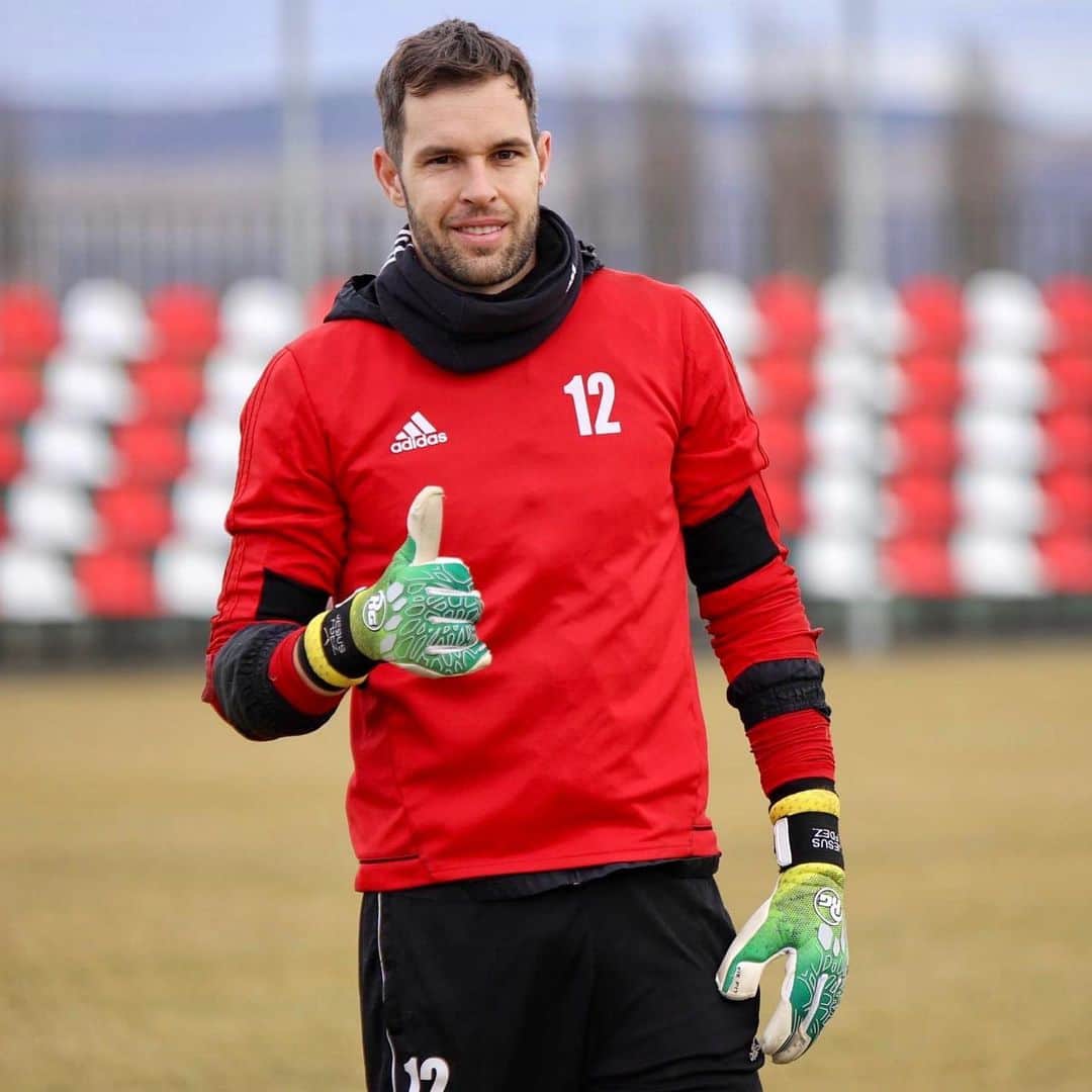 ヘスス・フェルナンデス・コラードのインスタグラム：「🧤 Fully recovered!! 💪🏼 And happy to return to training!! ⚽  #sepsiosk #goalkeeper #recovered #JesúsFernández」