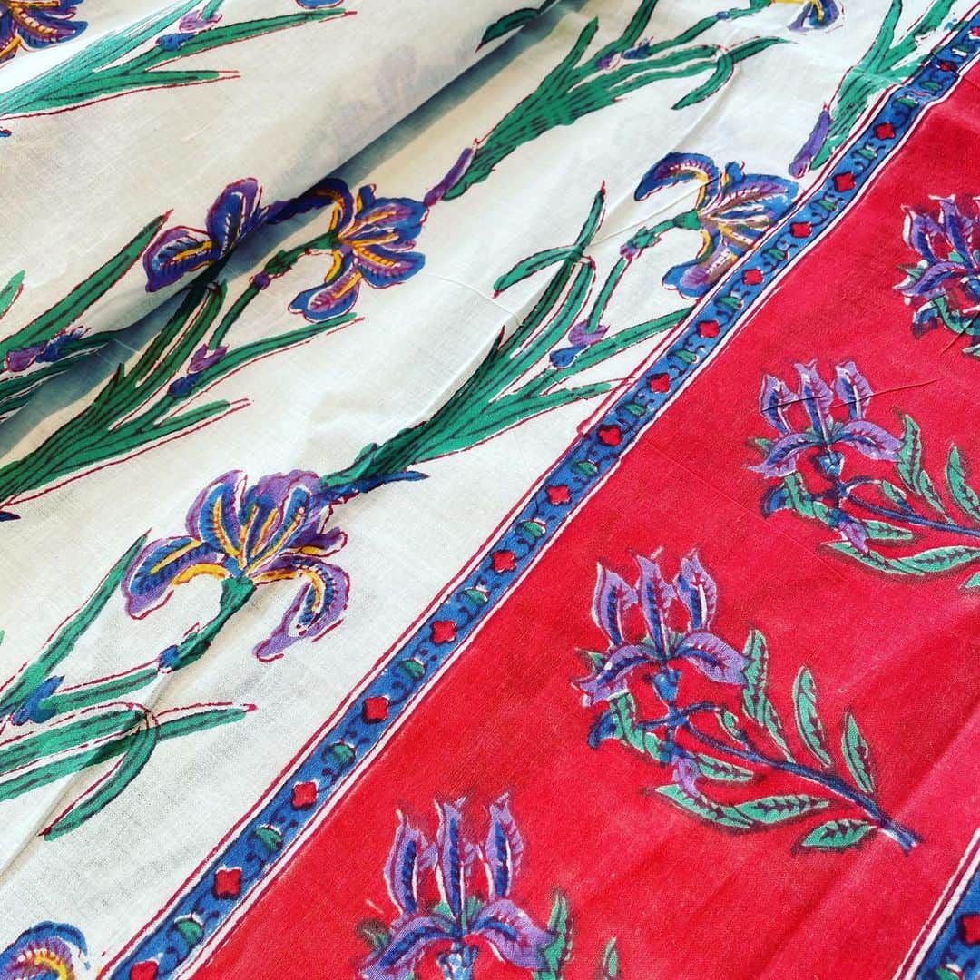 今村沙緒里のインスタグラム：「"ものづくり"のオフィスに🦄 ワンポイントカーテンを。 やっと出会えました！ 長さが5.5mもあるのですが なんと、インドのサリーを作る布！🇮🇳 ひとまずカーテンにしたけれど… いつかサリーも作りたいな💜 ・ This beautiful cloth is make for the sari. I Make it an creative office curtain. Someday i want to make sari❤︎ #cloth #india #beautiful #art #아트 #예쁘다 #布 #インド #色合い #すき」