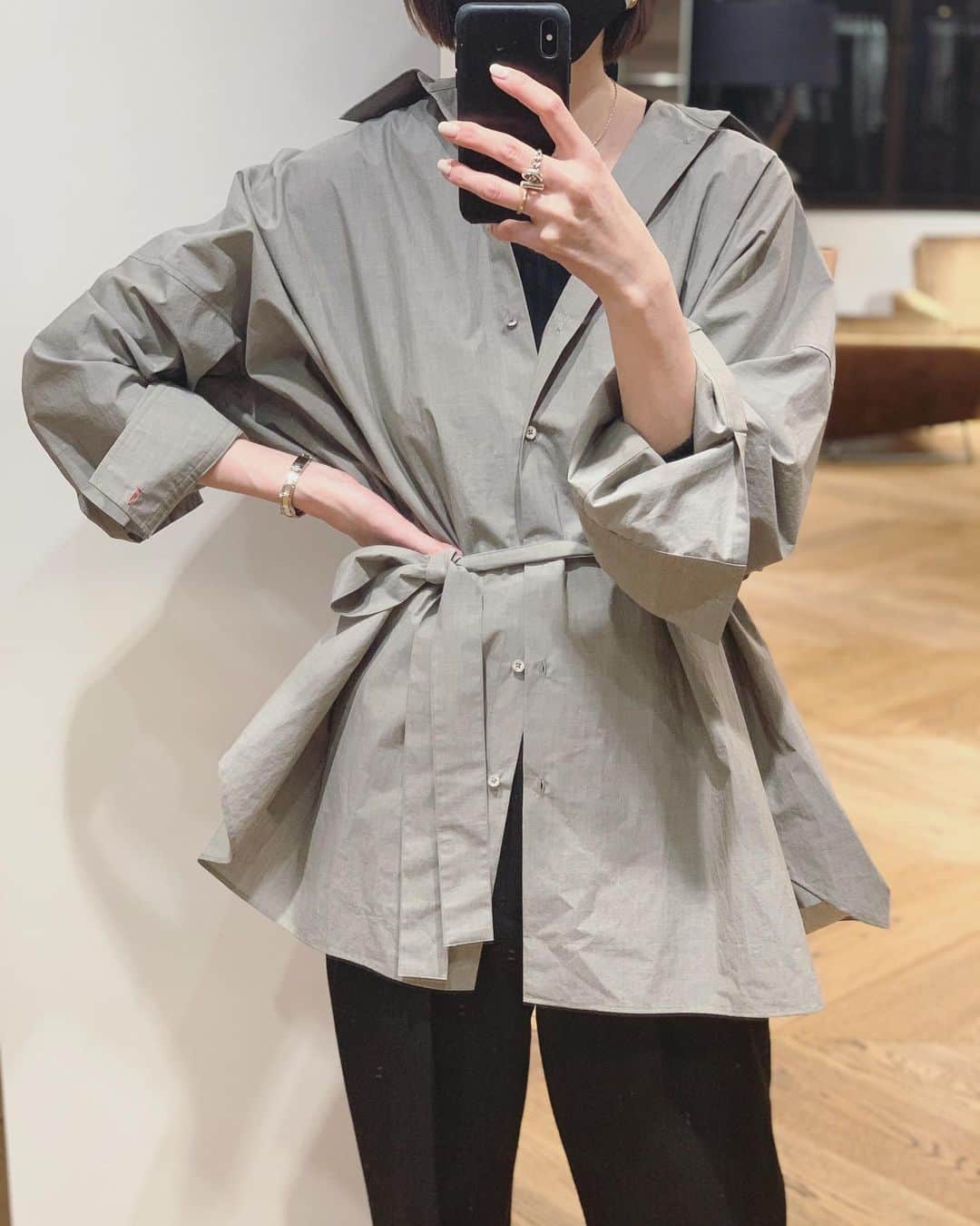 二ノ宮和佳子のインスタグラム：「Dodo for AEWEN MATOPH vol.2  前回も大好評だった スタイリスト百々千晴さんとのコラボ企画 2021ssは、Shirt /Boder Cut /Knit Pantsの3型  百々ちゃんのセンスって、やっぱスゴくて‼︎ 定番なアイテムを今回作ったのですが、スタイルよく見えるバランス感と、女性らしさ  素材のセレクト、カラー、シルエット全てにおいて、ジャッジが早い！ ホント なので、今回もさくさく進んで、打ち合わせ時間より雑談の方が長かったかもw 早いけど、もちろんこだわりたっぷりです  ・シャツは、タイプライター地に樹脂加工を施し、よりハリのある素材感に仕上げました そして、ビックシルエットだけど、だらしなく見えないバランス ウエストベルトは、首に巻いたりアレンジができる様にしています  ・ボーダーカットは、前後差を出すことにより、ビックサイズでもバランスがとりやすいシルエットに 袖を捲ると、違ったバランスがうまれて、さすがスタイリストさんだなと  ・コンフォート感のあるボトムを作りたいねって話から生まれたパンツ ニットパンツって膝が出たり、なんだか部屋着感が出ちゃうので、程よい光沢とドライタッチな素材をセレクト 裾が少し広がったフレアシルエット レギンスとしても使えますよ でも、腰回りは程よいゆとりをとっているので、安心して履いて頂けます  こんな3点ですー Dodo for AEWEN MATOPH は、赤のステッチがポイント‼️ 明日、発売ですよー  発売日 2/12(fri)-  発売店舗は下記です  10:00- UAオンラインストア  イウエン マトフ横浜店 ユナイテッドアローズ 渋谷スクランブルスクエア店 ユナイテッドアローズ 恵比寿店 ユナイテッドアローズ 銀座店 ユナイテッドアローズ 六本木 ユナイテッドアローズ 大宮 ユナイテッドアローズ 心斎橋 ユナイテッドアローズ ルクア大阪 ユナイテッドアローズ 京都 ユナイテッドアローズ 札幌 ユナイテッドアローズ 仙台 ユナイテッドアローズ 名古屋駅 ユナイテッドアローズ 熊本  @dodo_chiharu  @aewen_matoph  #dodoforaewenmatoph #百々千晴 さん #aewenmatoph #イウエンマトフ」