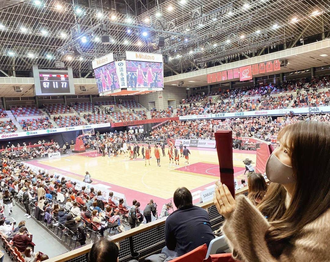 淡輪優希のインスタグラム：「先日#Bリーグ #川崎ブレイブサンダース vs #千葉ジェッツふなばし の試合を見に行ってきましたー🏀 久々のバスケ観戦最高だった…アドレナリンでた…✨ 試合について#voicy の#2 で話しているので、よかったら聞いてみてくださいませー🎧🎶 今月も来月も行く予定‼️楽しみだー #Bリーグ観戦」