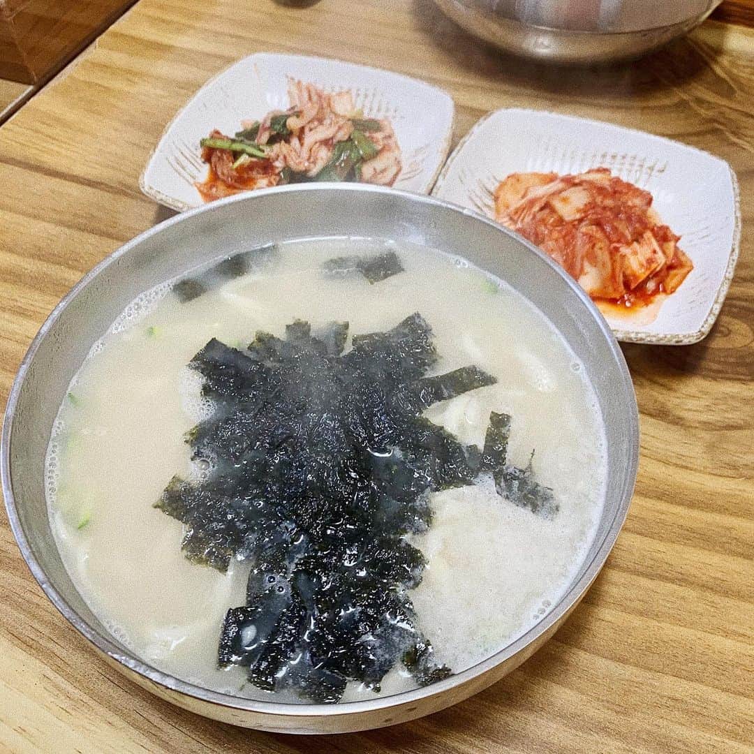 キム・ヒナのインスタグラム：「오랜만에 #이모네칼국수 호로록🥢!!!! 여기는 정말 특별한거 없는거 같은데 참 맛있단말이야.. 진짜 진한 국물에 크....면이 정말 너무 쫄깃..쫠깃....🥺..」