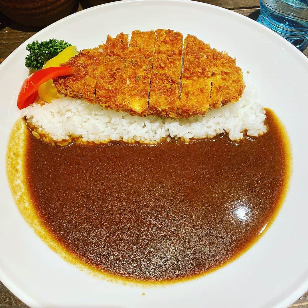 澤田修のインスタグラム：「◆欧風カレーグレース(四谷三丁目)  カウンターのみの雰囲気のあるお店で、ロースカツカレーをいただきました。  んまい！  少し酸味の効いたソースとカツの相性も良く、心も胃袋も大満足。  短パンTシャツなのに額に汗。やはり欧風カレーが好き。  #欧風カツカレー」