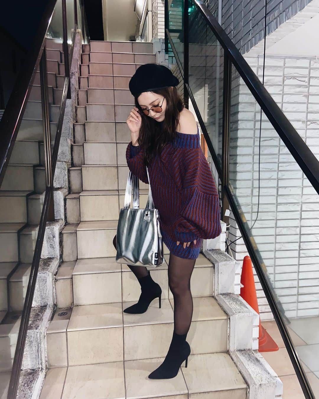 もえぴーのインスタグラム：「🧡💜🖤 お洋服だいすきやけん もっと私服載せていこーっと🕴🏻 #低身長コーデ#ニット#ニットワンピース」