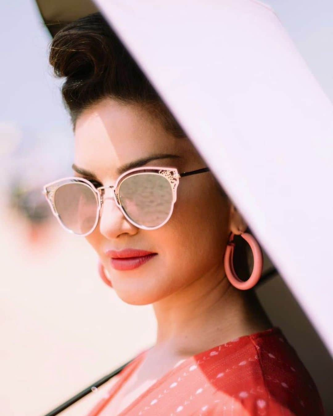 サニー・レオーネさんのインスタグラム写真 - (サニー・レオーネInstagram)「With love from me to you !!!  #SunnyLeone . . . Cosmetics: @starstruckbysl  Outfit: @howwhenwearclothing  earrings & sunglasses: @bellofox  Styled by @hitendrakapora  Shot by @tomasmoucka  assisted by @sameerkatariya92 @shiks_gupta25  HMU @jeetihairstylist @tomasmoucka」2月11日 15時01分 - sunnyleone