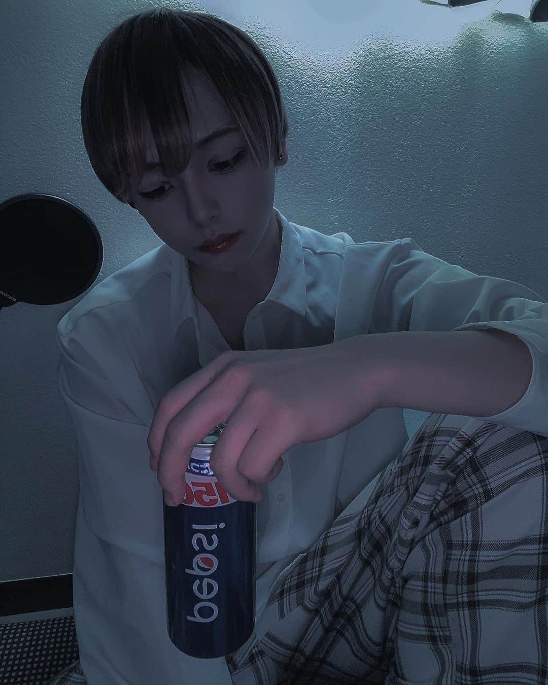 のインスタグラム：「……~ ……~ 世界なんかコーラみたいに シュワシュワに溶けて 失くなってしまえばいいのに  不幸なことも 幸せなことも 全部、ぜんぶ。  あーなんで生まれてきたんだろ  #いいね#いいね返し#いいね返しは絶対 #フォロバ#フォロバ100 #いいねした人で気になった人フォロー #いいねした人全員フォロー #お洒落さんと繋がりたい#お洒落好き #美男美女と繋がりたい #雰囲気#雰囲気推してください#fff#flf#f4f#f4follow_#lfl #lff #likeforlikes #likeforfollow #followme #followforfollowback #instagood #instgram#instalike #instfashion#ootd#自撮り界隈の人と繋がりたい #自撮り」